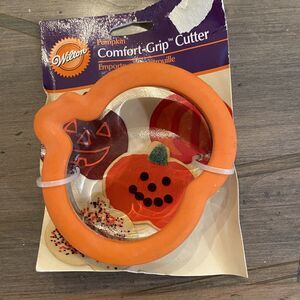 Wilton Comfort Grip Pumpkin Heavy Duty Deep Cutting Cookie Cutter NWT